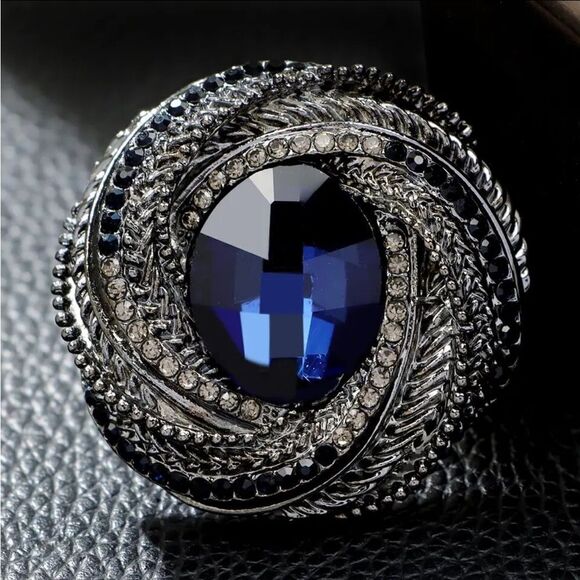 ELEGANT ROUND BROOCH - Picture 2 of 3